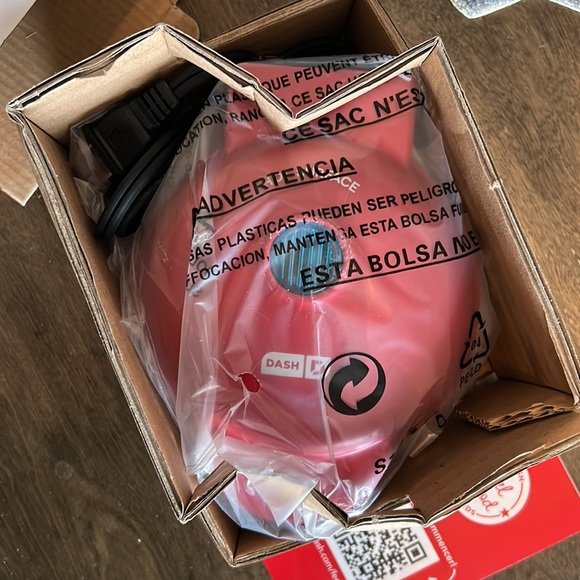 DASH gingerbread man mini waffle maker - Picture 3 of 5